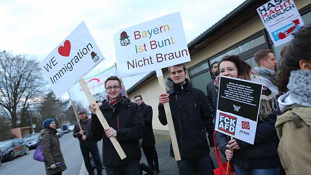 Etwa 100 Menschen folgten dem Aufruf des B&uuml;ndnisses "KUnterBunt" Bayreuth/Kulmbach zur Demo gegen die AfD in Mainleus. Foto: Barbara Herbst