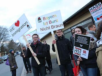 Etwa 100 Menschen folgten dem Aufruf des Bündnisses "KUnterBunt" Bayreuth/Kulmbach zur Demo gegen die AfD in Mainleus. Foto: Barbara Herbst