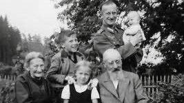 Die Familie Lungmuß im Jahr 1941 1941 mit (von links) Clothilde, Hans, Waltraud, Rudolf und stehend Sohn Karl mit Tochter Erika. Repro: Gerd Fleischmann