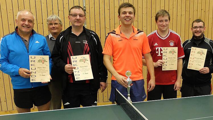 Siegerehrung in der D-Klasse: (von links) Winfried Reier, Kreisvorsitzender Edgar Kraus, Thomas Kestel, Sieger Lukas Reier, Doppelgewinner Alexander Klemm und Benedikt Barnickel.