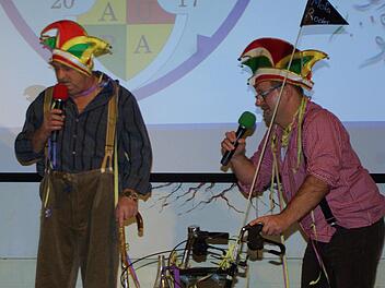 Die "Alten" treten ab, die Jungen kommen, Rainer Kaiser und Hans-Jörg Kaiser (v. l.) verlassen die Faschingsbühne.  Foto: Winfried Ehling