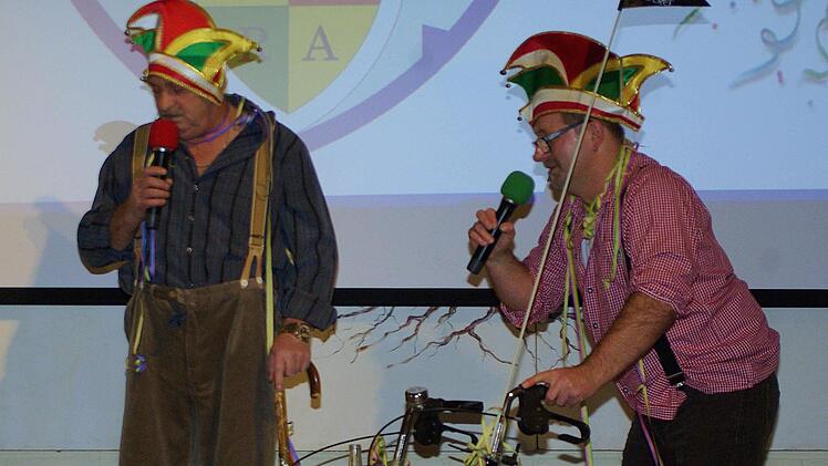 Die "Alten" treten ab, die Jungen kommen, Rainer Kaiser und Hans-Jörg Kaiser (v. l.) verlassen die Faschingsbühne.  Foto: Winfried Ehling