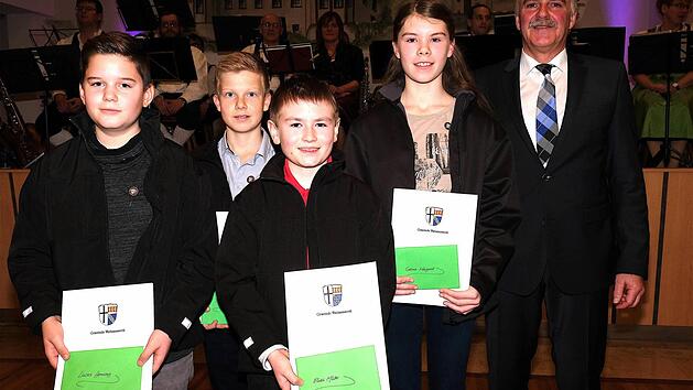 Auszeichnungen mit bronzenen Sportehrennadeln &uuml;berreichte B&uuml;rgermeister J&uuml;rgen Karle (rechts) erstmals an (von links): Lucas Henning, Tizian Manger, Elias M&uuml;ller und Selina Weigand. Foto: Gerd Schaar