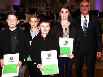 Auszeichnungen mit bronzenen Sportehrennadeln überreichte Bürgermeister Jürgen Karle (rechts) erstmals an (von links): Lucas Henning, Tizian Manger, Elias Müller und Selina Weigand. Foto: Gerd Schaar
