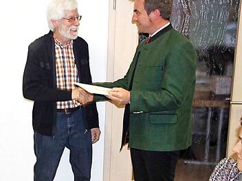 Stefan Förtsch (l.) zeichnet Reinhold Geldner aus.  Fotos: Reinhard Löwisch