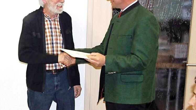 Stefan Förtsch (l.) zeichnet Reinhold Geldner aus.  Fotos: Reinhard Löwisch