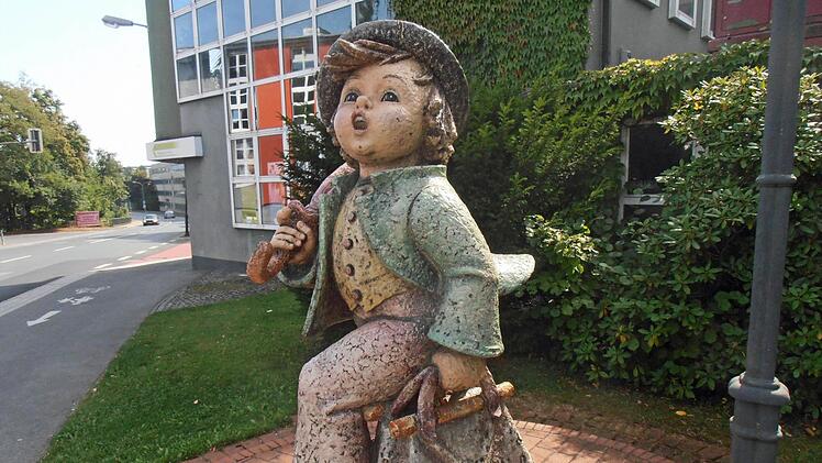 Weihnachtliche Bescherung für die Hummel-Mitarbeiter: Die Figuren-Manufaktur in Rödental (Landkreis Coburg) scheint aus der Insolvenz gerettet. Foto: Archiv/Jochen Berger