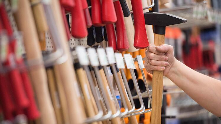 Ein 43-J&auml;hriger hat sich am Wochenende in einem Baumarkt im Hafengebiet in Bamberg einsperren lassen. Am Sonntag l&ouml;ste er allerdings den Alarm aus.  Foto: Jannis Mattar/dpa