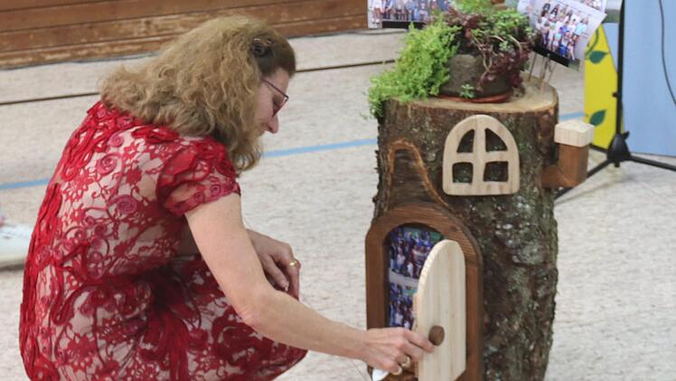 Gudrun Boss öffnet die Türe zum Feenhaus.  Foto: Johanna Blum