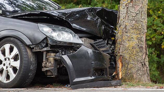 Verkehrsunfall bei Sachsen bei Ansbach: Auto prallt gegen Baum