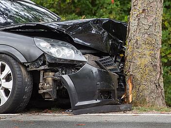 Auto gegen Baum