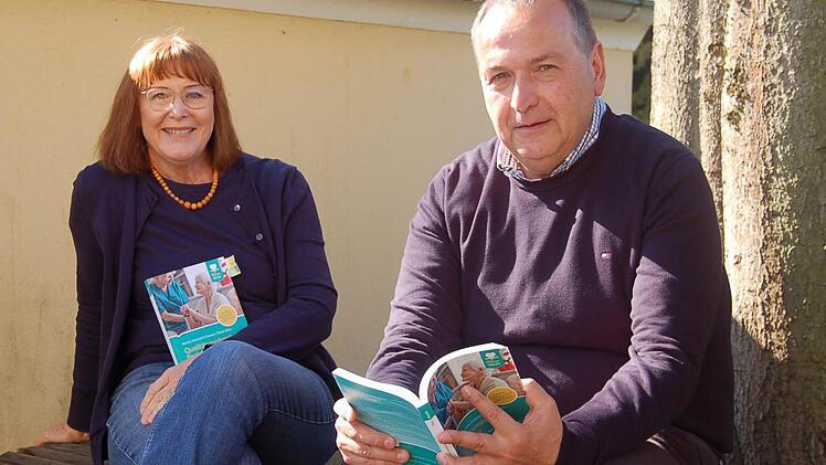 Monika Hammerla Claassen und Rainer Klein beschäftigen sich in ihrem Buch damit, wie die Beziehungen von Menschen mit Demenz und dem Personal in Pflegeeinrichtungen zum Vorteil beider Gruppen gestaltet werden können.  Foto: Helke Renner