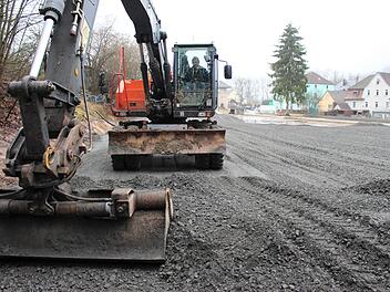 Auf dem Bahnhofsgelände an der Düsseldorfer Straße bereiten hiesige Firmen aktuell den Aufbau des Kindergartens in der kommenden Woche vor. Foto: Julia Raab