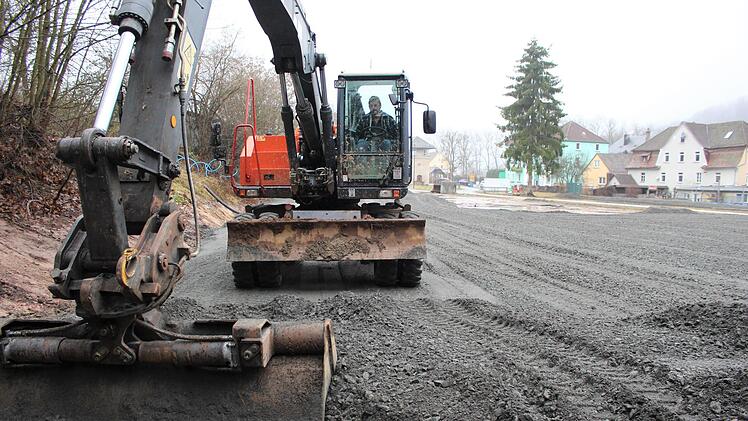 Auf dem Bahnhofsgelände an der Düsseldorfer Straße bereiten hiesige Firmen aktuell den Aufbau des Kindergartens in der kommenden Woche vor. Foto: Julia Raab