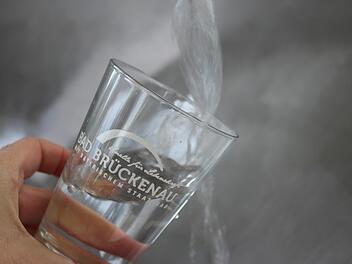 Das Wasser der Georgi-Quelle in Bad Brückenau wird aus einer Tiefe von 554 Metern hochgepumpt. Die Heiwasser-Analyse wird vom Institut Dr. Nuss durchgeführt.Foto: Julia Raab