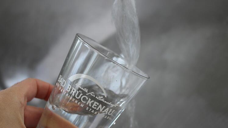 Das Wasser der Georgi-Quelle in Bad Brückenau wird aus einer Tiefe von 554 Metern hochgepumpt. Die Heiwasser-Analyse wird vom Institut Dr. Nuss durchgeführt.Foto: Julia Raab
