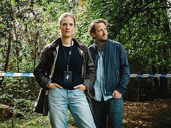 Hauptinspektorin Jackie Baumg&auml;rtner (Marie Burchard) und Hauptkommissar Ernst Weber (Bastian Reiber) sind die Hauptrollen in der neusten ZDF-Produktion "Eifeltod".
