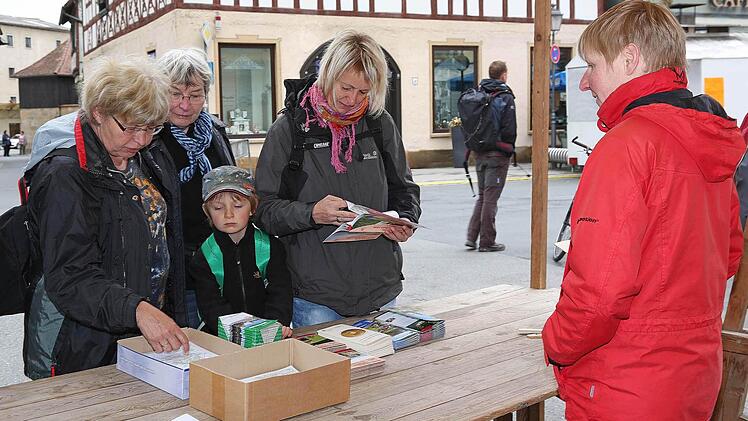 Am Weismainer Marktplatz verteilte Andrea Gödner (rechts) Informationsmaterial.