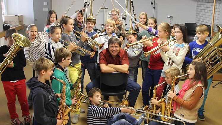 Hier gibt's was auf die Ohren: Die 6b, eine Bläserklasse im Armin-Knab-Gymnasium Kitzingen, posaunt und trompetet Stefan Wolberts Wiederwahl in die Welt hinaus. Foto: Diana Fuchs