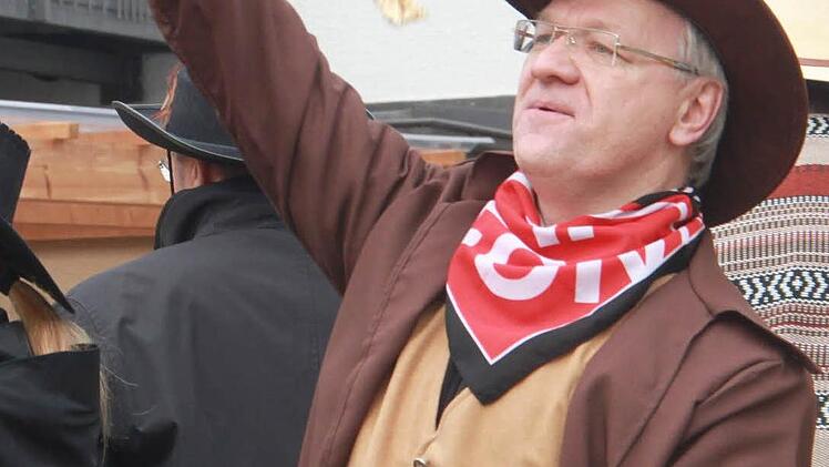 Ottmar Kerner wirft Bonbons unters Narrenvolk im "Land der Nüsse"