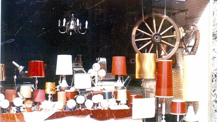 Das Metzgerei-Schaufenster wird abends zum Lampen-Schaufenster: Eine Aufnahme von 1972