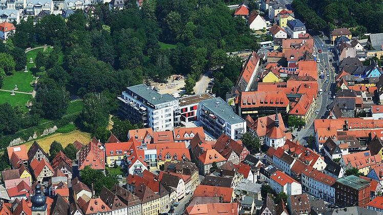 Hinter der neuen Bibliothek (rote Fensterläden) wird der neue Kulturplatz der Stadt gestaltet. Foto: Gerhard Leuner