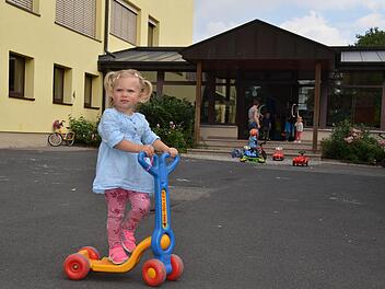 Ungewohntes Terrain: Die zweijährige Mine ist mit dem Roller auf dem Hof vor dem Haupteingang der Mittelschule unterwegs. Foto: Kathrin Kupka-Hahn