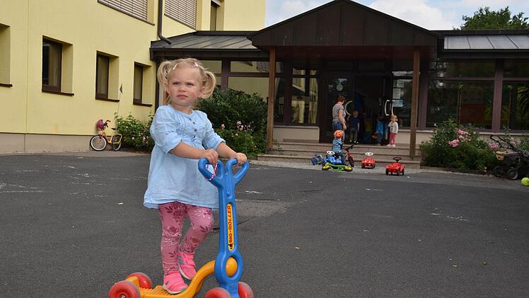Ungewohntes Terrain: Die zweijährige Mine ist mit dem Roller auf dem Hof vor dem Haupteingang der Mittelschule unterwegs. Foto: Kathrin Kupka-Hahn