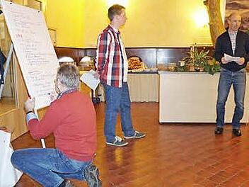 Ewald Simon (rechts) Vorsitzender des WSV Oberweißenbrunn gab sein Statement zur Situation der Jugendarbeit. Regionaljugendseelsorger Thorsten Kapperer (mitte) und Bernhard Eisenmann (links) notierten alle Anliegen und Anregungen.  Foto: Marion Eckert