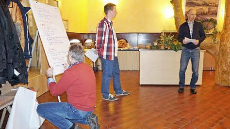 Ewald Simon (rechts) Vorsitzender des WSV Oberweißenbrunn gab sein Statement zur Situation der Jugendarbeit. Regionaljugendseelsorger Thorsten Kapperer (mitte) und Bernhard Eisenmann (links) notierten alle Anliegen und Anregungen.  Foto: Marion Eckert