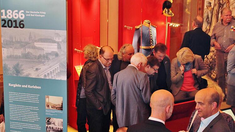 Großes Interesse gibt es zur Eröffnung an der Ausstellung zum Krieg von 1866 in der Oberen Saline in Bad Kissingen. Foto: Werner Vogel