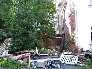 Eine Schutthalde hinter dem ehemaligen Bahnhofshotel sorgt bei Nachbarn in der Bahnhofstraße für Ärger. Foto: Rainer Lutz