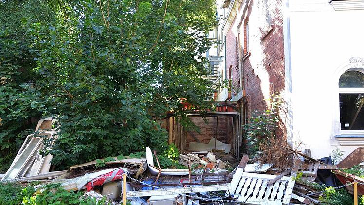 Eine Schutthalde hinter dem ehemaligen Bahnhofshotel sorgt bei Nachbarn in der Bahnhofstraße für Ärger. Foto: Rainer Lutz
