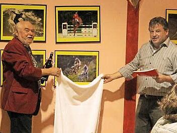 Eine Ausstellung mit Sportfotos von Georg Schediwy eröffnete TSV-Ehrenvorsitzender Gerhard Leinfelder (rechts) zusammen mit Manfred Ströhlein vom FAC Mainleus/Kulmbach. Foto: Klaus Klaschka