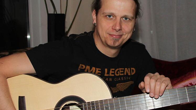 Stefan Eichner bestreitet in den nächsten Monaten mehrere Konzertabende mit Liedern von Reinhard Mey. Foto: Jürgen Gärtner