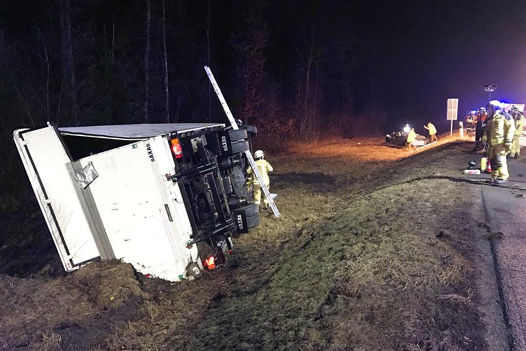 Ein Sportwagen ist auf der A3 kurz vor der Ausfahrt Nürnberg-Nord gegen einen Lkw geschleudert. Der Fahrer stirbt, ein Lkw-Fahrer wird verletzt.