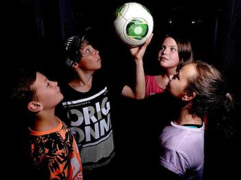 Hannes (von links), Johannes, Laura und Jona von der Grundschule Dittlofsroda bereiten sich eifrig auf die Aktion "Ballhelden" beim Sportfest der Spielvereinigung Wartmannsroth vor. Foto: Gerd Schaar