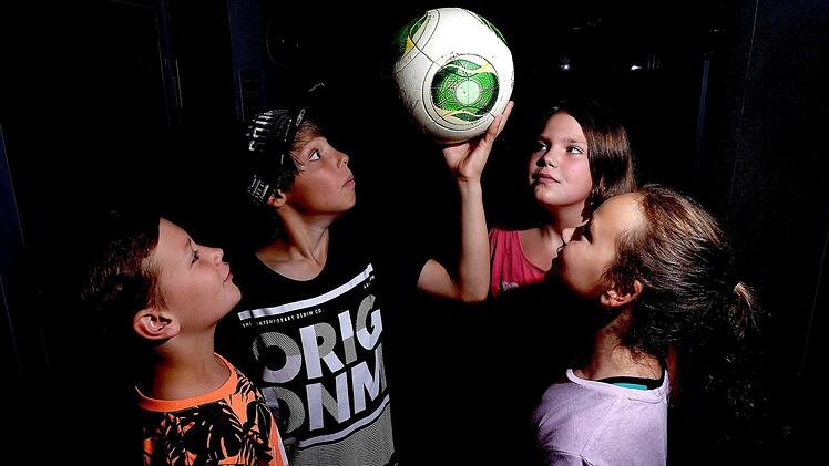Hannes (von links), Johannes, Laura und Jona von der Grundschule Dittlofsroda bereiten sich eifrig auf die Aktion "Ballhelden" beim Sportfest der Spielvereinigung Wartmannsroth vor. Foto: Gerd Schaar