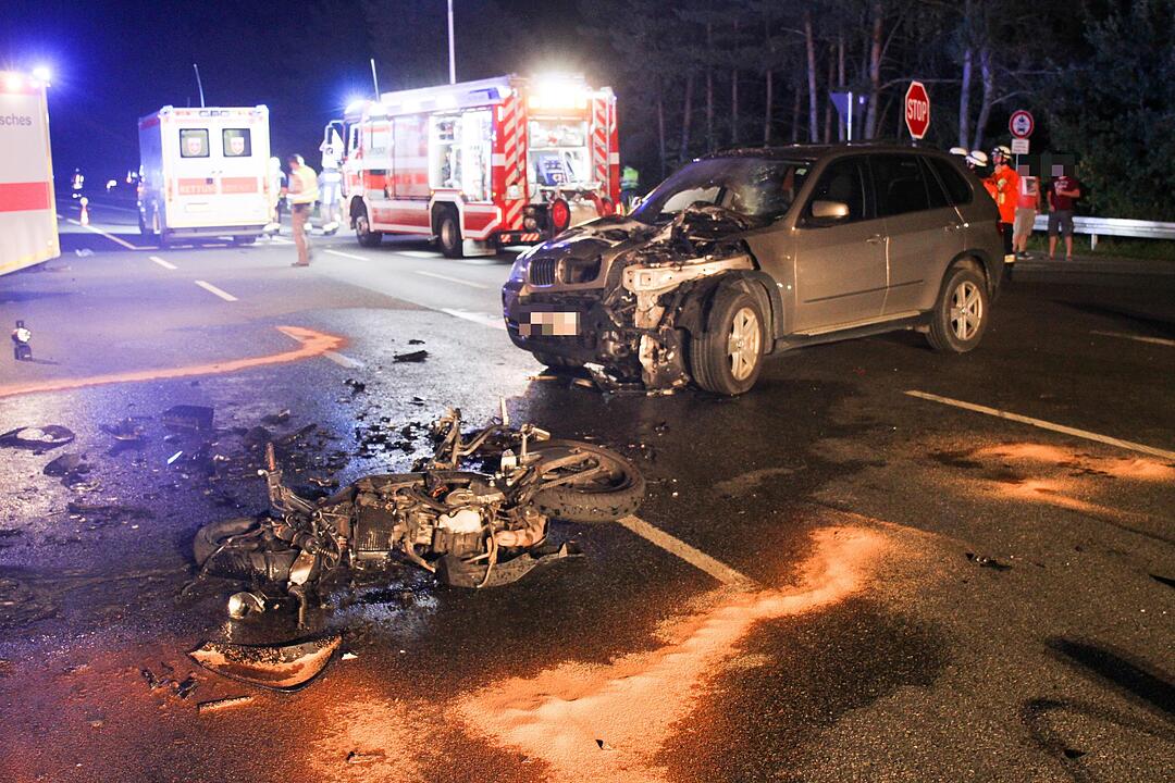 Nürnberg: Leichtkraftrad brennt nach Zusammenstoß