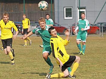 Hat den Ball und die Kreisklasse im Blick: Spielertrainer Sebastian Klaus (gr&uuml;nes Trikot) will mit dem SV Hutschdorf aufsteigen.  Foto: Monika Limmer