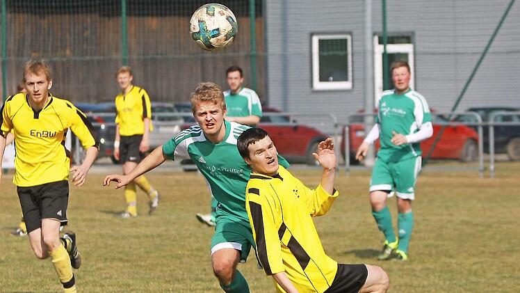 Hat den Ball und die Kreisklasse im Blick: Spielertrainer Sebastian Klaus (gr&uuml;nes Trikot) will mit dem SV Hutschdorf aufsteigen.  Foto: Monika Limmer