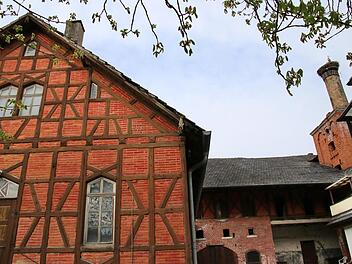 Fachwerk, zwei ehemalige Brauereien plus ein Storchennest auf dem Schornstein hat das Areal zu bieten.  Fotos: Sebastian Schanz, BLfD