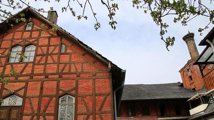 Fachwerk, zwei ehemalige Brauereien plus ein Storchennest auf dem Schornstein hat das Areal zu bieten.  Fotos: Sebastian Schanz, BLfD