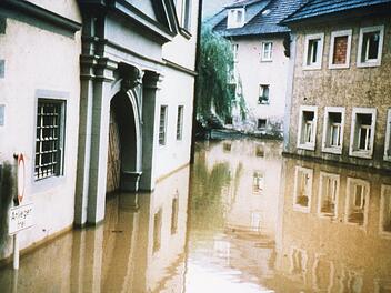 Das Deutschordensschloss und die gesamte Deutschherrnstraße standen unter Wasser.  Stadtarchiv Münnerstadt/Nachlass Josef Willmann
