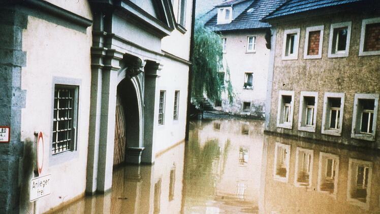 Das Deutschordensschloss und die gesamte Deutschherrnstraße standen unter Wasser.  Stadtarchiv Münnerstadt/Nachlass Josef Willmann