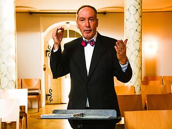 Der Chef zeigt wo's lang geht: Kirchenmusikdirektor Ingo Hahn hat als Dirigent bei unzähligen Konzerten mit Chören, Orchestern und Solisten Ton und Takt angegeben. Foto: Dagmar Besand