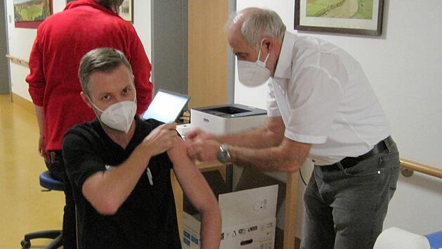 Pflegedienstleiter Matthias Bretfeld war die erste Person im Kreis Forchheim, die den Piks in den Oberarm bekommen hat.  Foto: Demenzzentrum Lindenhof