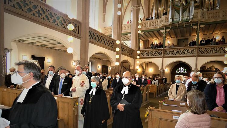 Der Einzug in die Petrikirche mit Regionalbischöfin Dorothea Greiner. Foto: Werner Reißaus