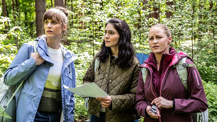 Drei gutbürgerliche Bremer Freundinnen und Mütter testen vorab ein geplantes Survival-Training für ihre Kinder im Wald (von links): Viola Klemm (Sophie Lutz), Ayla Ömer (Pegah Ferydoni) und Marlene Seifert (Inez Bjørg David). Es treten Spannungen und unerwartete Wendungen auf.