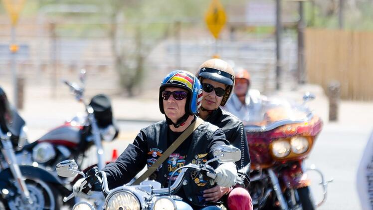 Schon als Kind war Wolfgang Fierek von Amerika fasziniert, 1994 heiratete er in South Dakota die Malerin Djamila Mendil nach einem Ritual der Sioux.